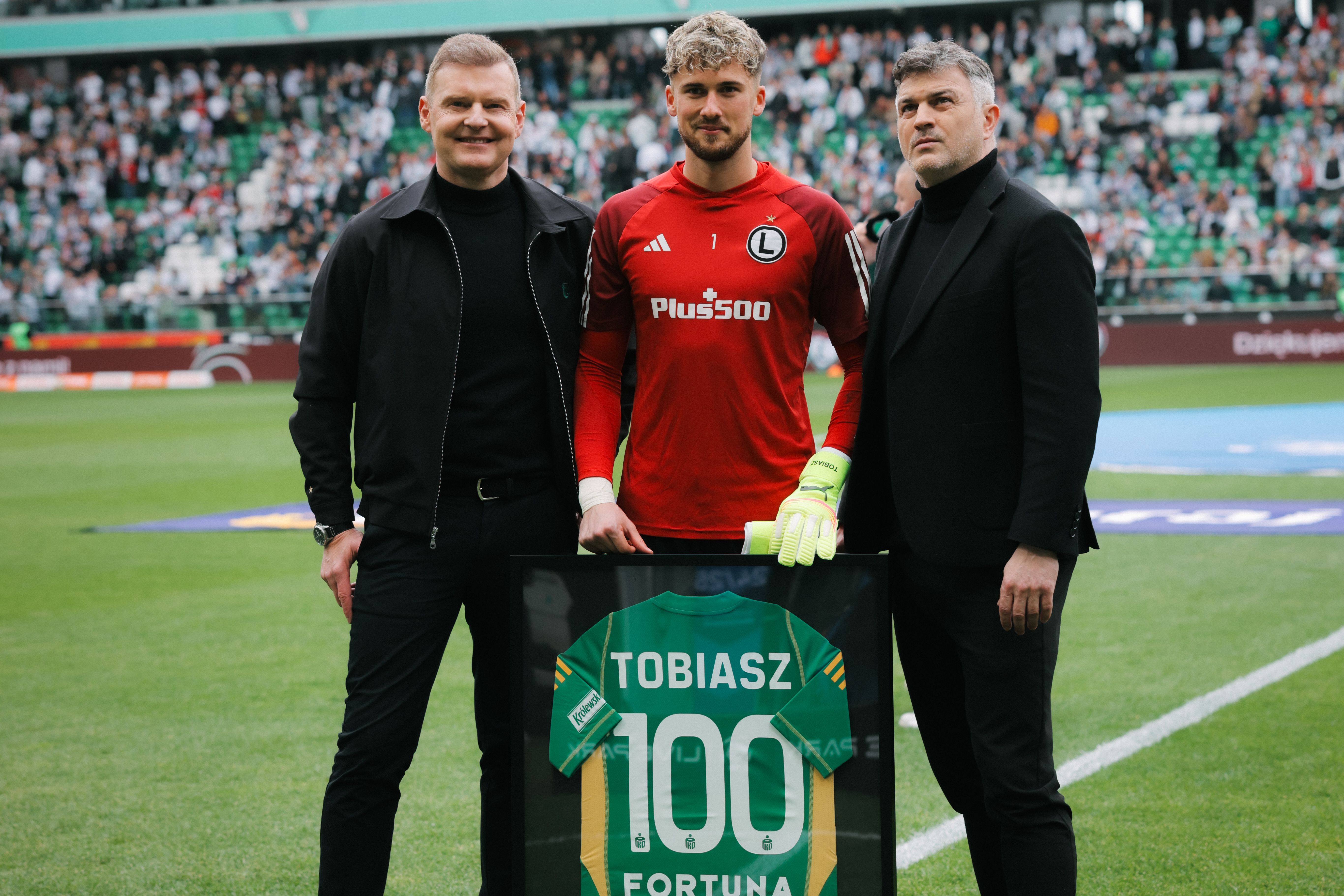 Kacper STObiasz! Bramkarz Legii otrzymał koszulkę z okazji 100 występów w barwach Legii Warszawa