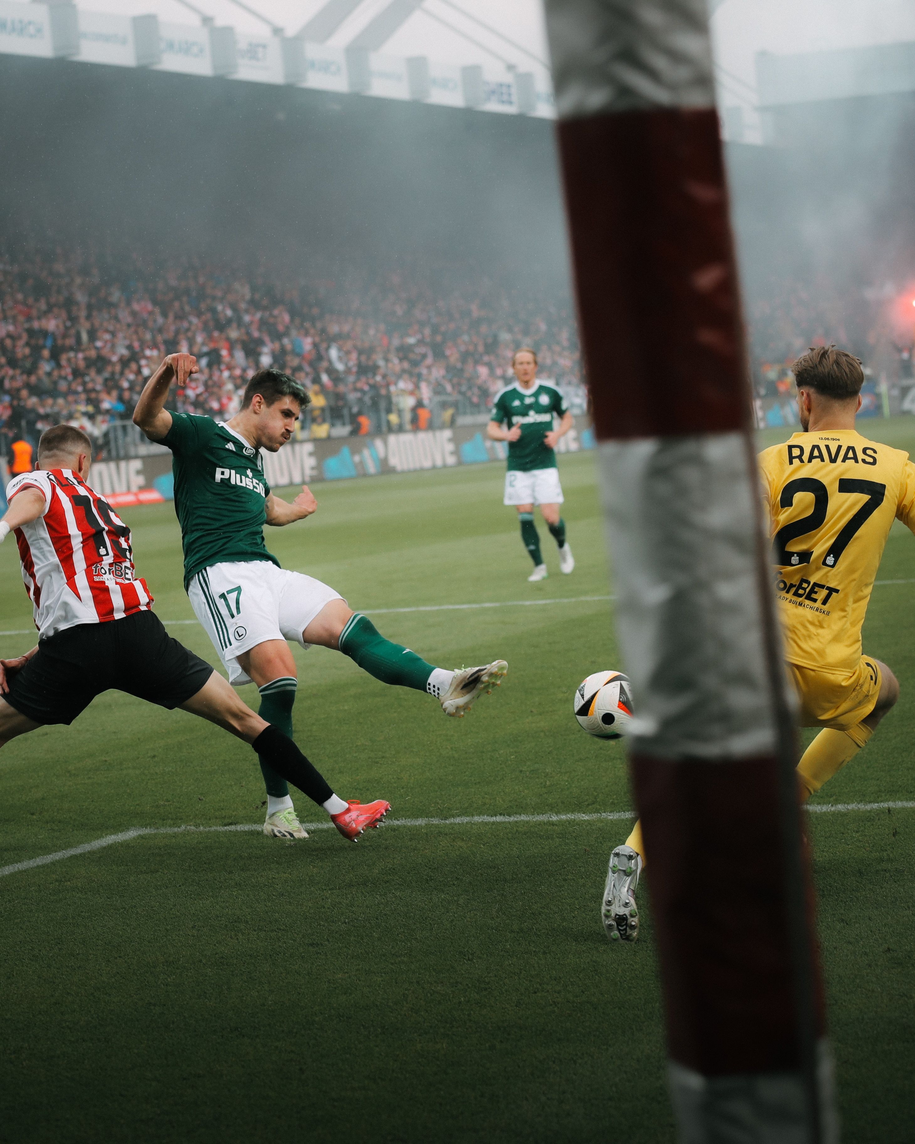 Skrót i gole z meczu Cracovia - Legia Warszawa (3:1). Obroniony karny, przy Kałuży bez punktów. [WIDEO]