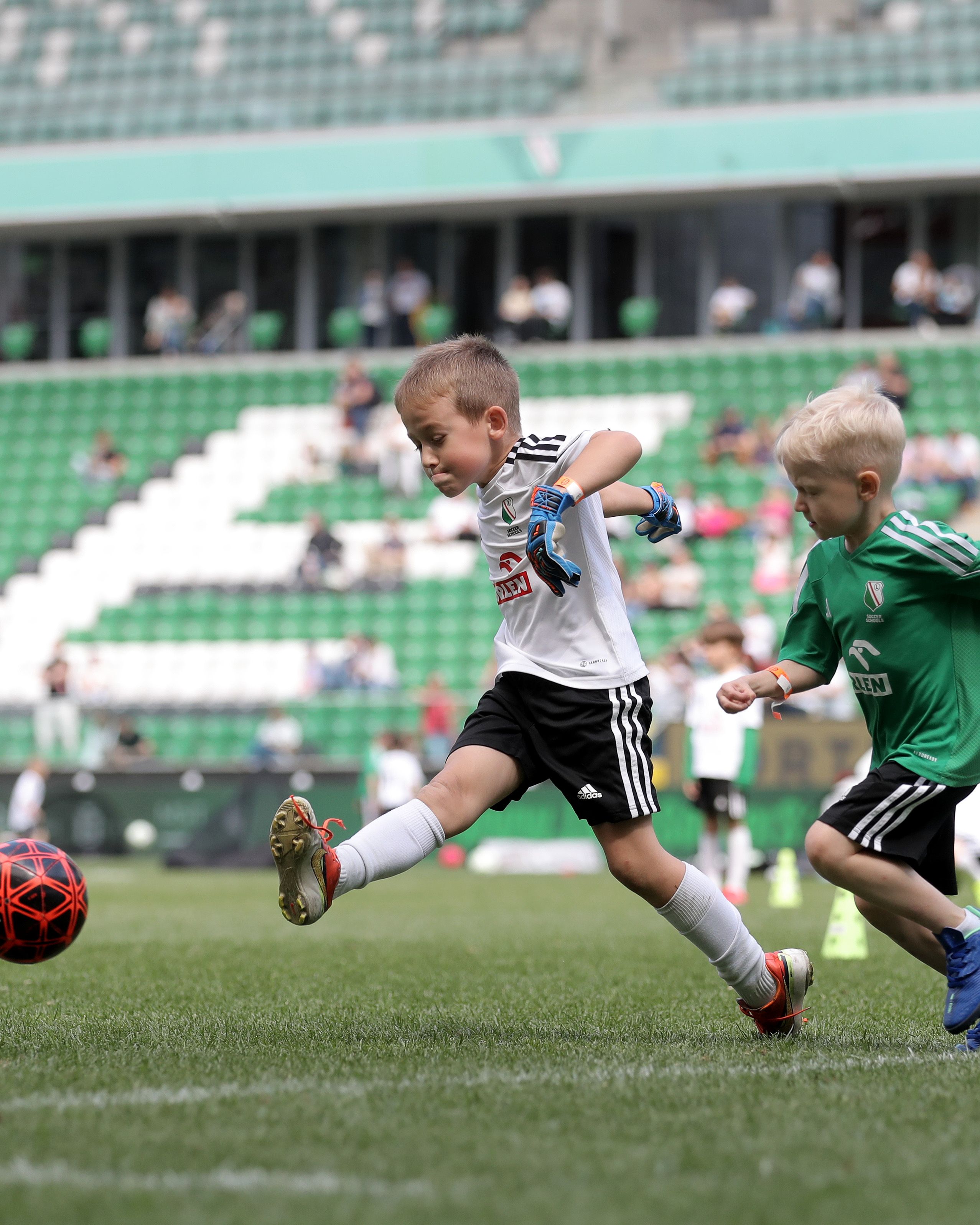 Największy trening piłkarski w Polsce – Legia Soccer Schools na głównej płycie! [ZDJĘCIA]