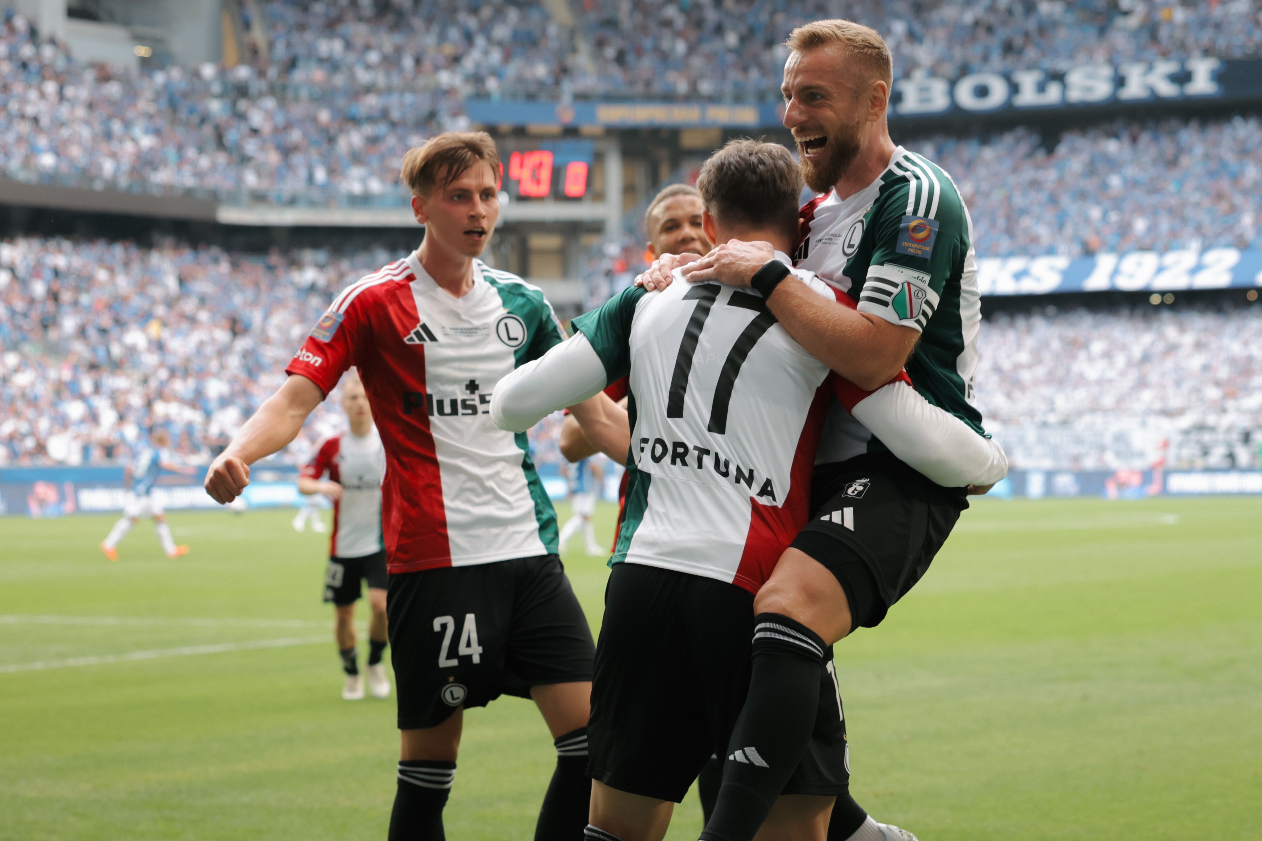 Skrót i gole z meczu Lech Poznań - Legia Warszawa (1:2). Super... puchar! Pierwsze trofeum w sezonie zdobyte! [WIDEO]