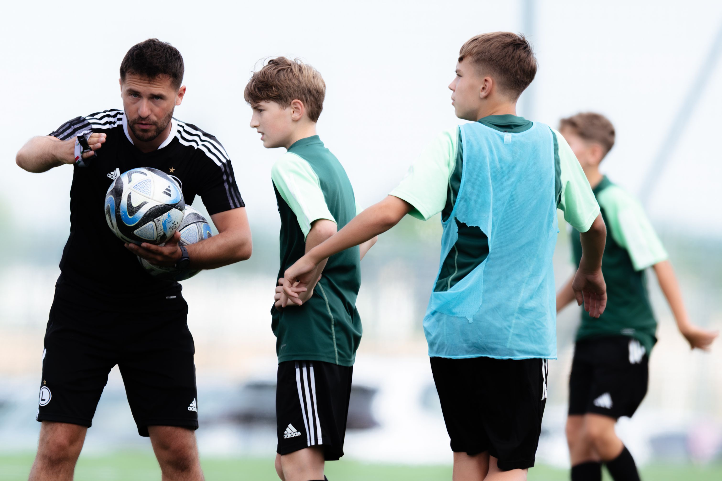 Drużyny U15 i U14 znów na boisku! Powrót do treningów kolejnych drużyn Akademii