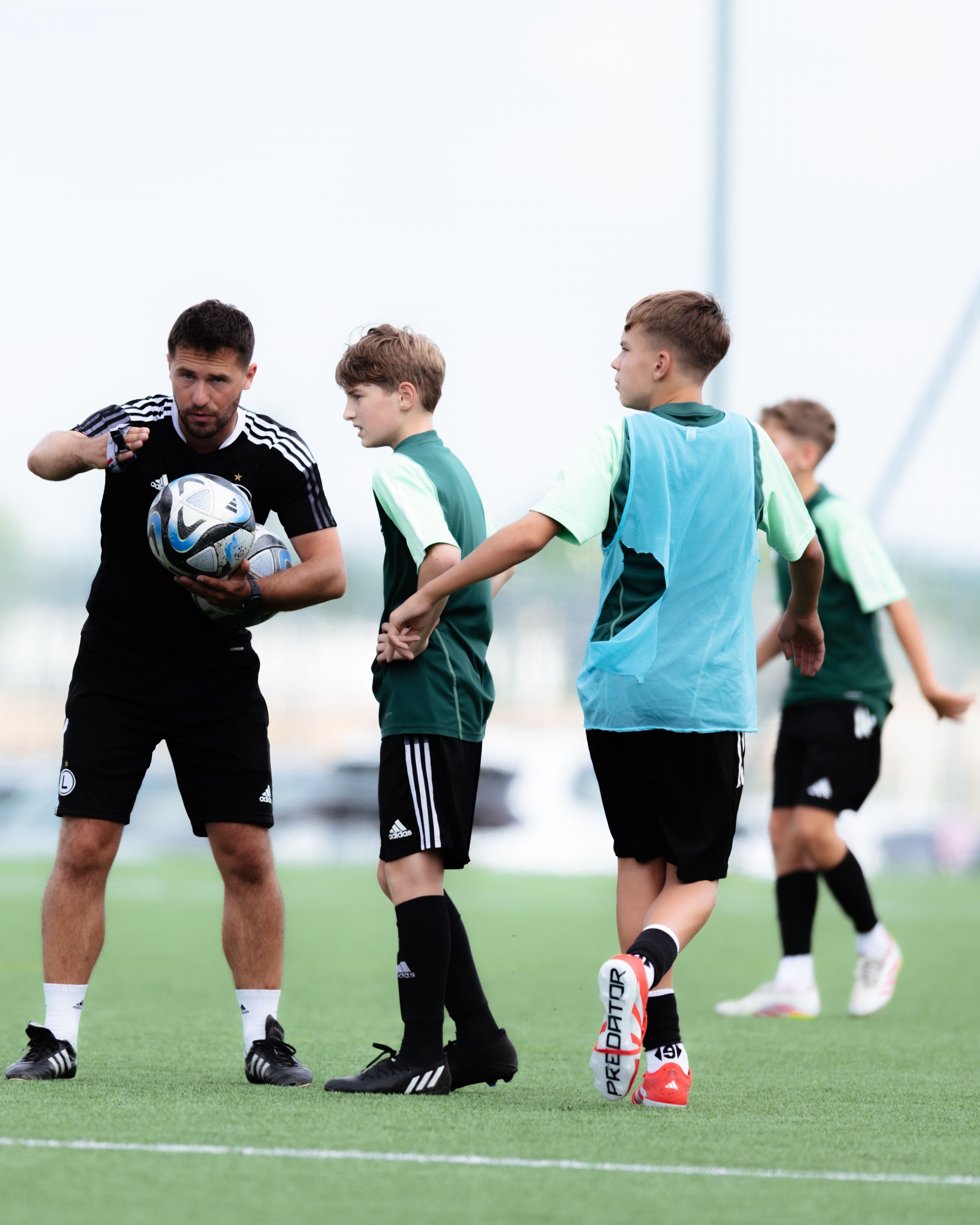 Drużyny U15 i U14 znów na boisku! Powrót do treningów kolejnych drużyn Akademii