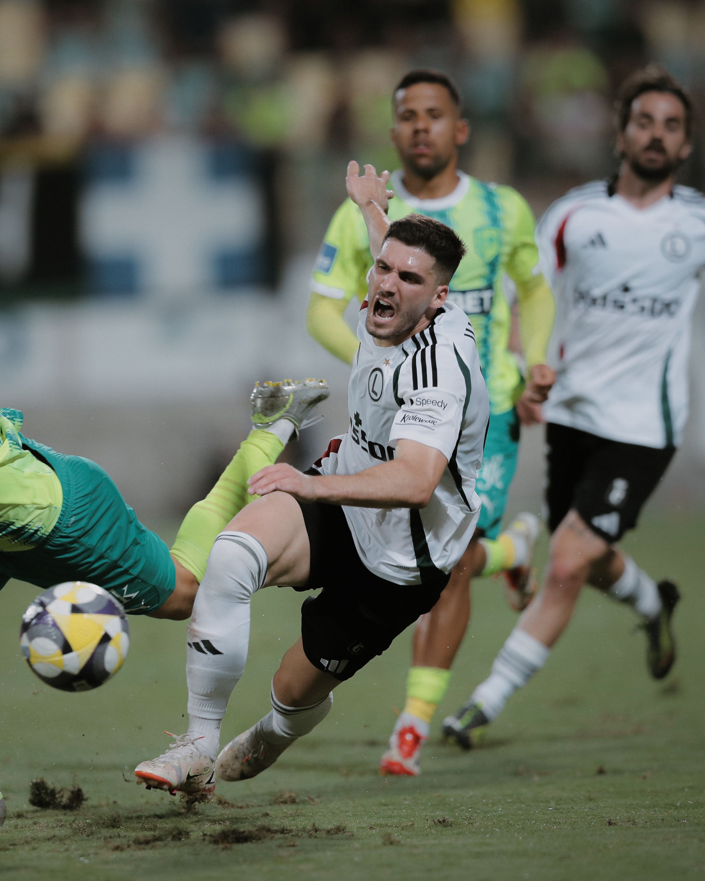 Skrót i gole z meczu AEK Larnaka - Legia Warszawa (4:1). Bolesna porażka na Wyspie Afrodyty [WIDEO]