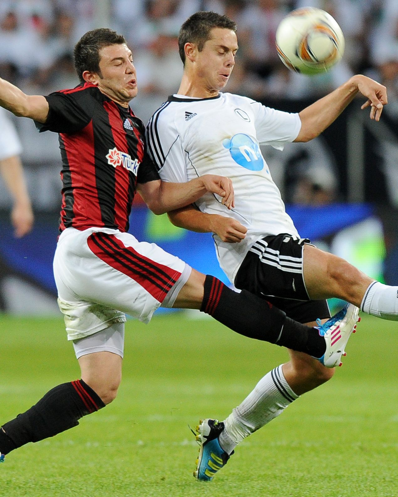 Liga Konferencji UEFA: Wyrównane boje legionistów z Turkami. W czwartek po raz 14 [HISTORIA]