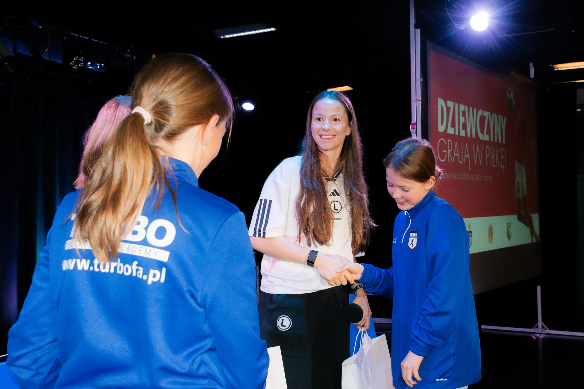 „Dziewczyny grają w piłkę!”... na Bielanach