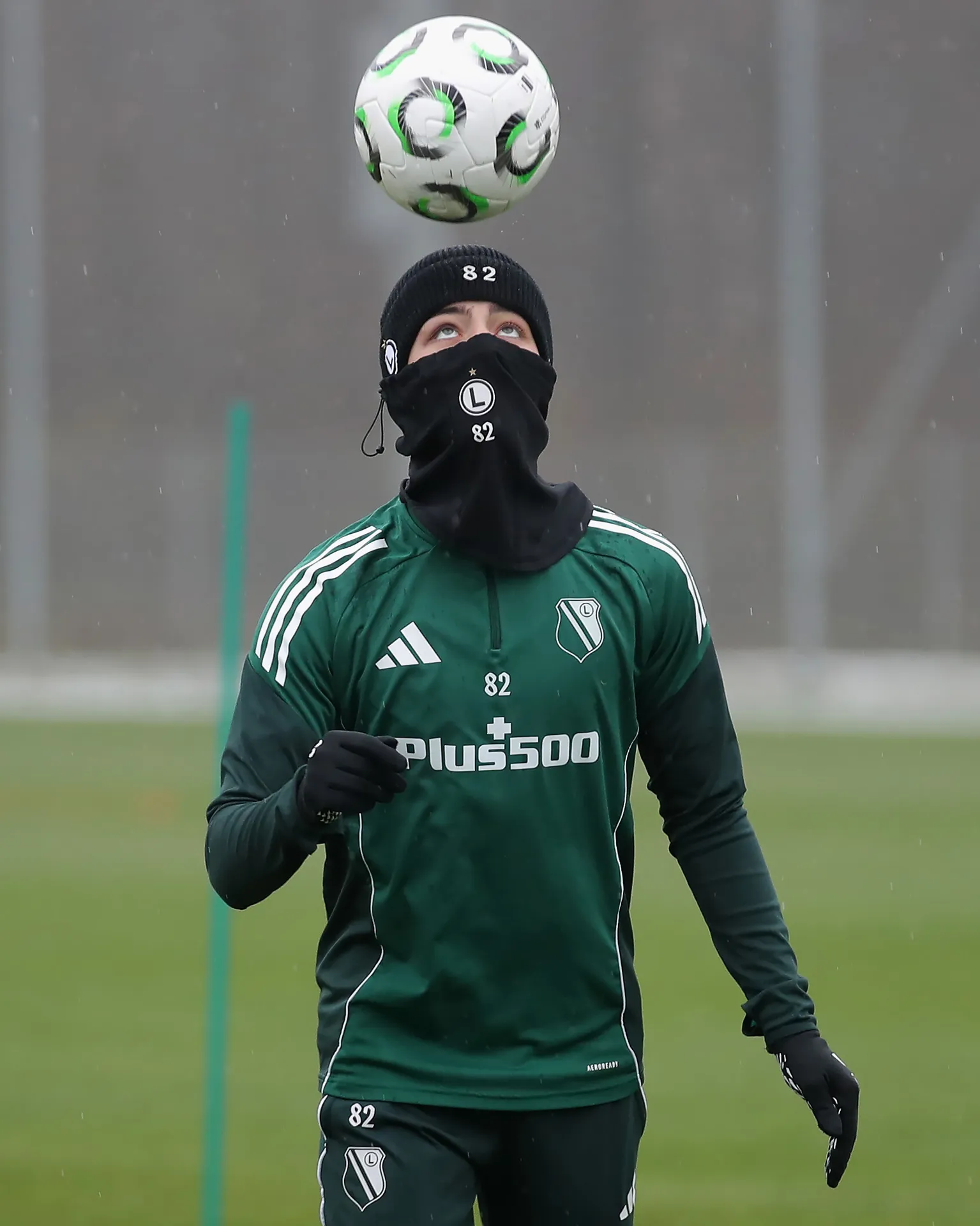 Człowiek w czarnej masce, śnieg z deszczem i taktyka przed Spartą. Oficjalny trening przed Ligą Konferencji UEFA za nami [ZDJĘCIA]