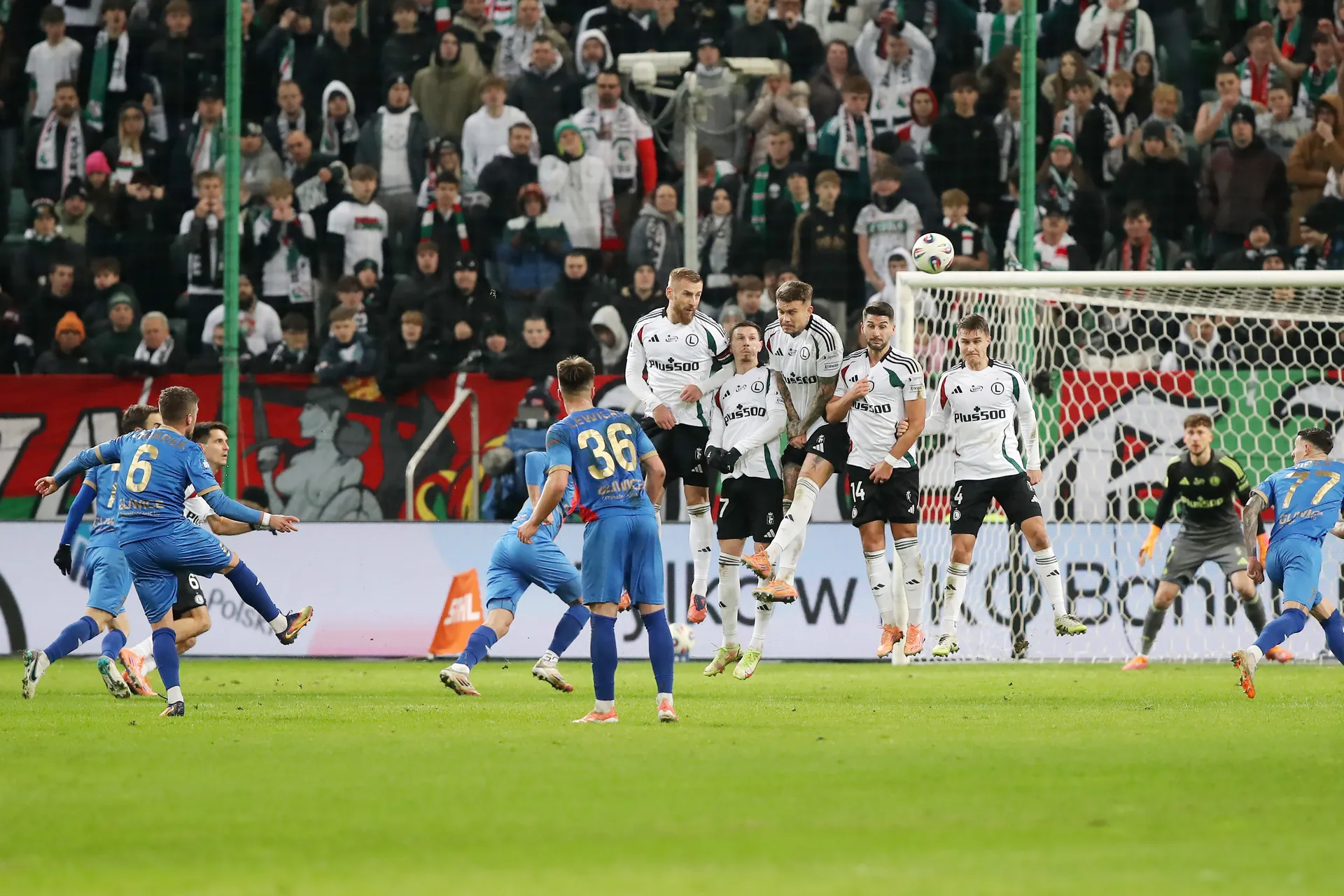 Skrót i gol z meczu Legia Warszawa - Piast Gliwice (0:1). Bez punków przy Łazienkowskiej [WIDEO]