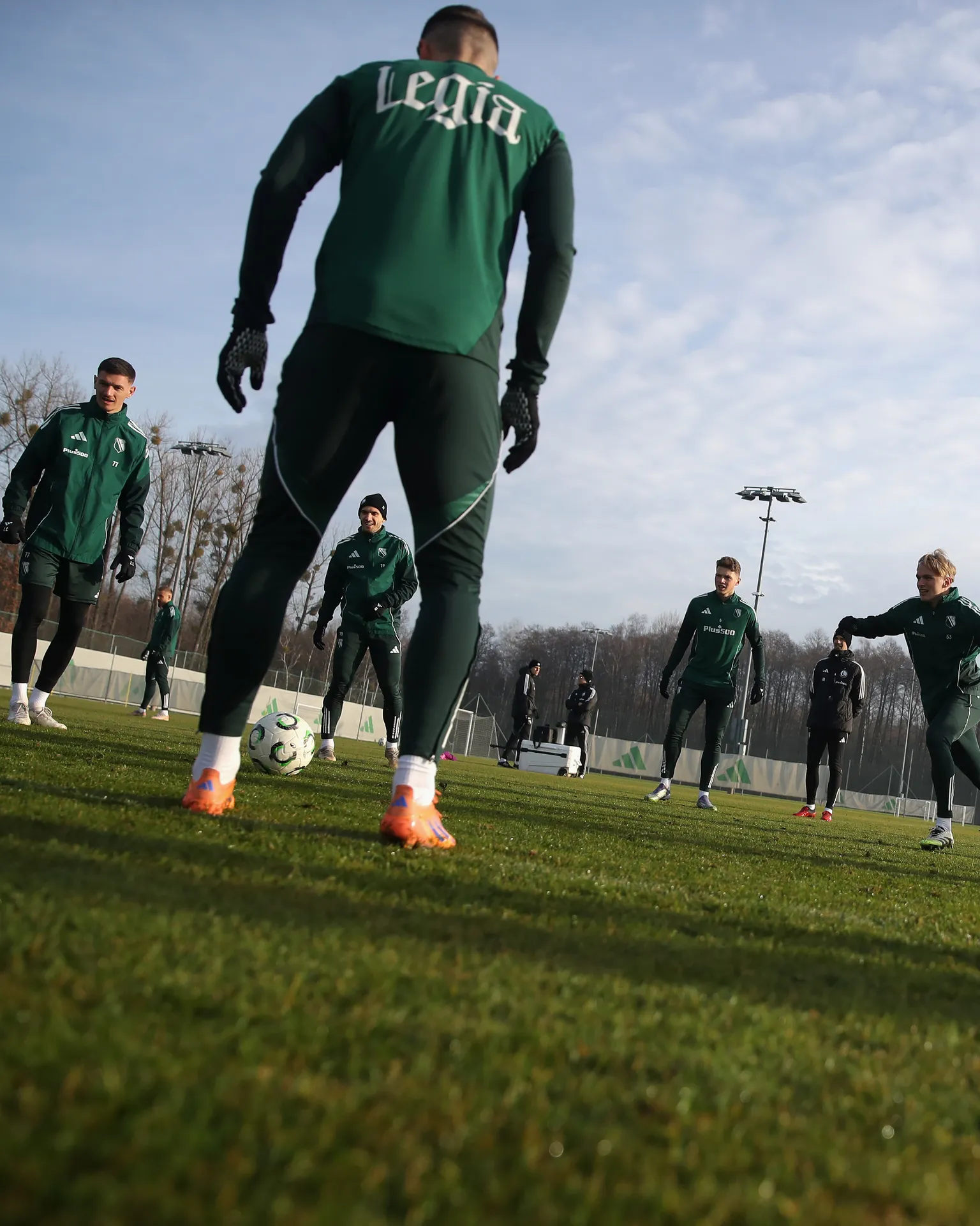Koncentracja, determinacja i taktyka przed Lincolnem Red Imps FC. Oficjalny trening przed ostatnią kolejką Ligi Konferencji UEFA za nami [ZDJĘCIA]