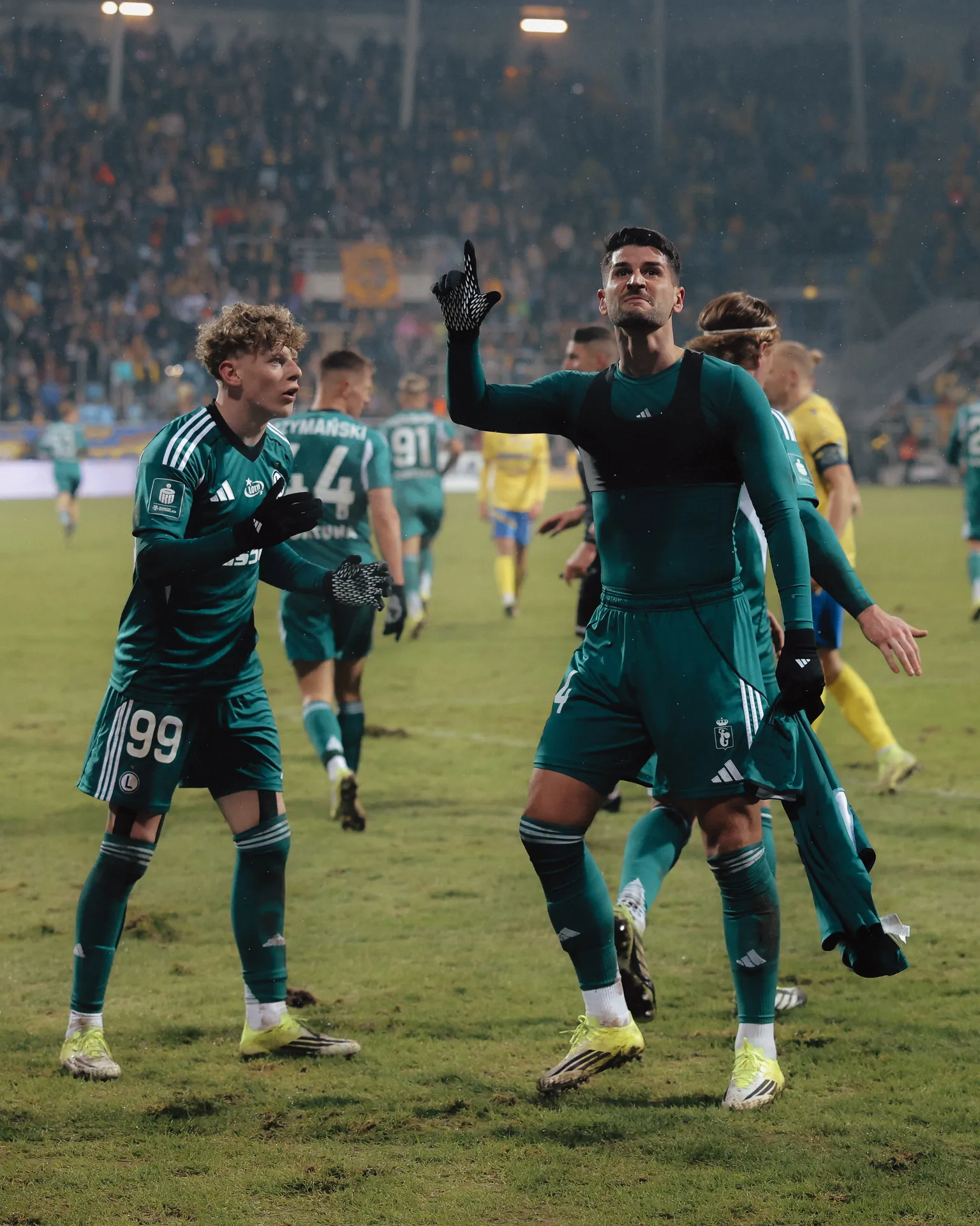 Szalona końcówka w Gdyni. Čolak razy dwa i wyszarpany remis Legii!