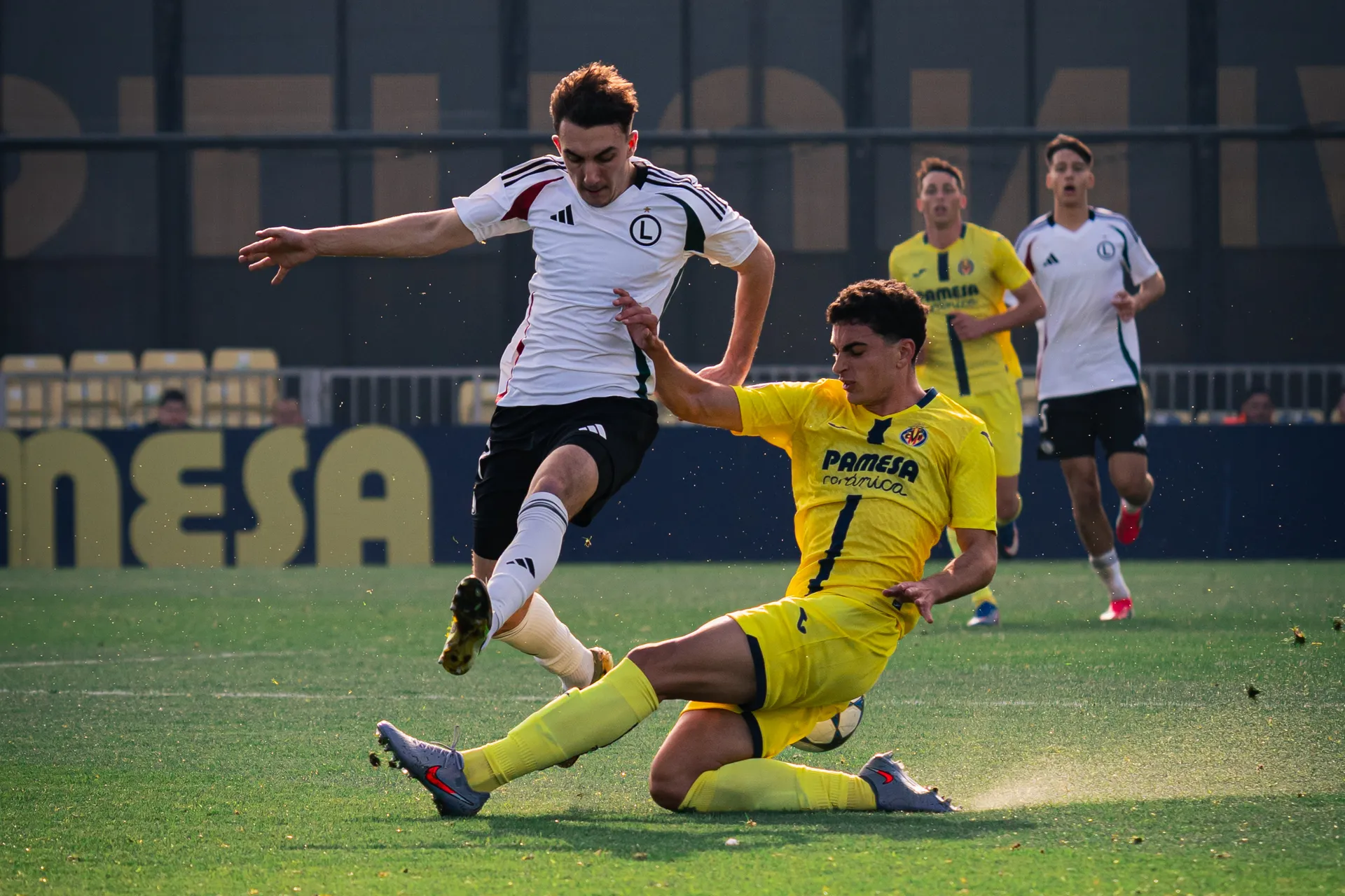UEFA Youth League: Skrót i gole z meczu Villarreal CF U19 - Legia Warszawa U19 (2:1). Koniec europejskiej przygody [WIDEO]