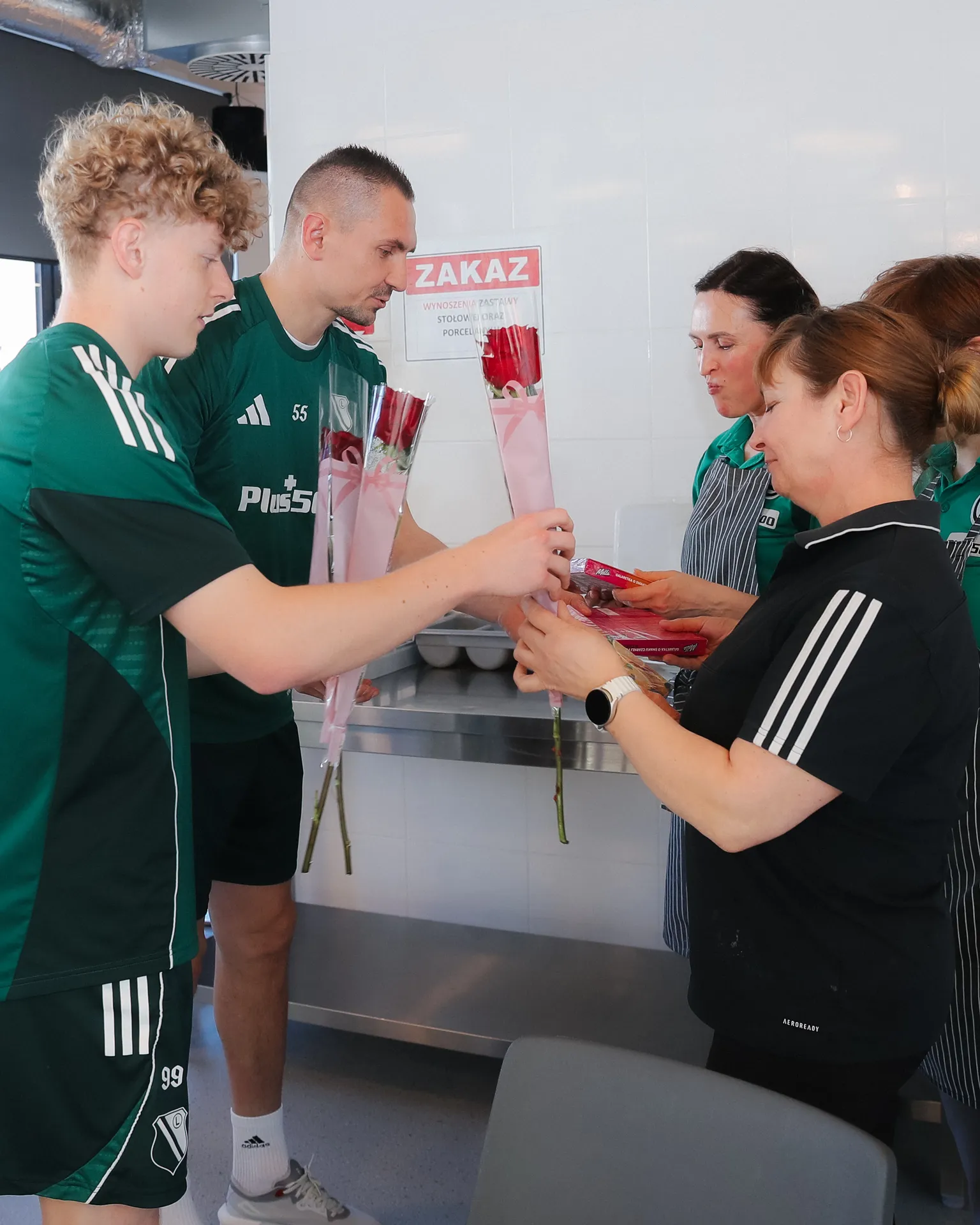 Słodka niespodzianka i kwiaty dla naszych Legionistek z okazji Dnia Kobiet!