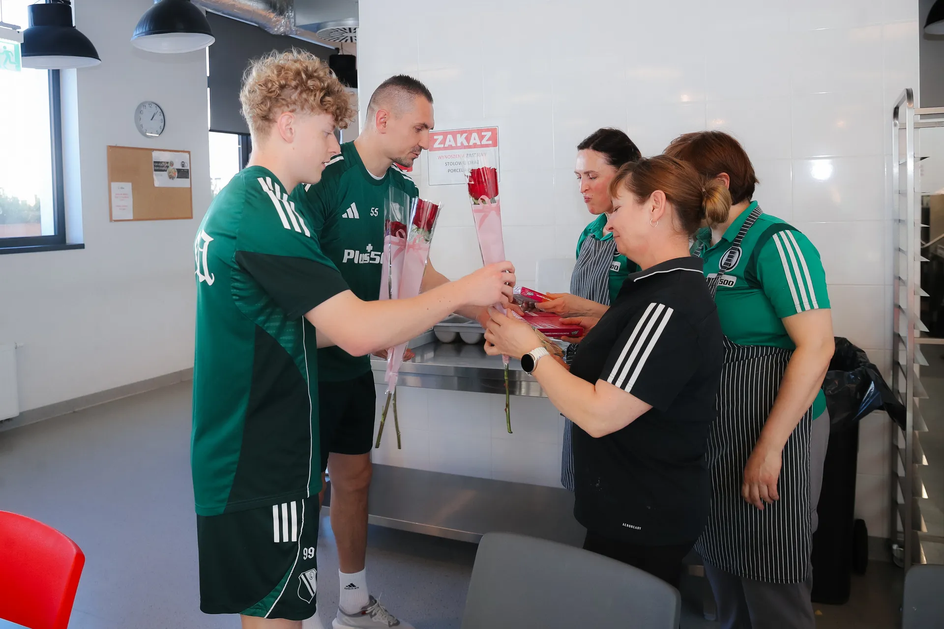 Słodka niespodzianka i kwiaty dla naszych Legionistek z okazji Dnia Kobiet!