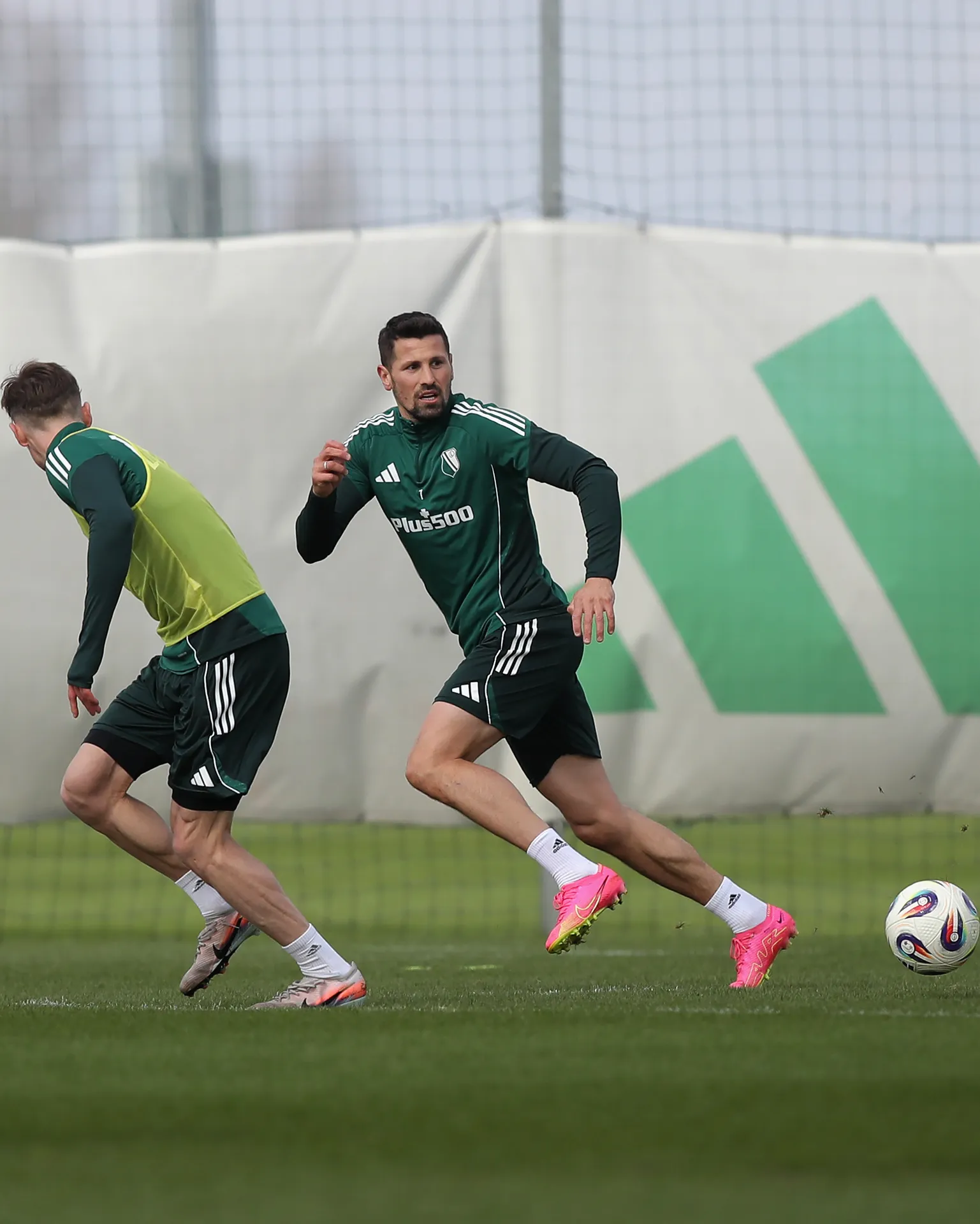 Przygotowania do meczu z Pogonią w toku. Wtorkowa taktyka i stałe fragmenty w Książenicach [ZDJĘCIA]