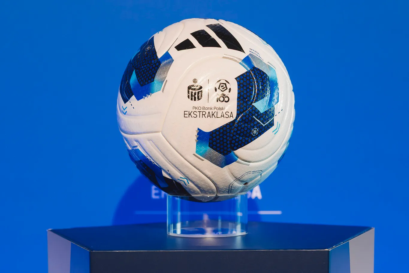 Ekstraklasa rozpoczyna obchody stulecia rozgrywek ligowych. Nowe logo, piłka Ekstraklasa PRO i jubileuszowe trofeum Mistrza Polski zaprezentowane przed sezonem 2026/27